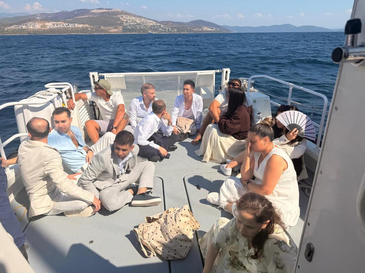 Şık giyinerek yurt dışına kaçmak isteyen 12 kaçak göçmen yakalandı.
