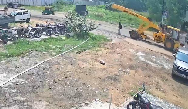 Hindistan&rsquo;da kan donduran ihmal: Okula giden kızın &uuml;zerinden vin&ccedil; ge&ccedil;ti!