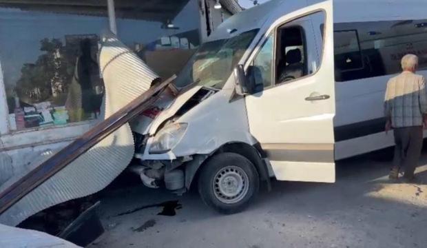 İş&ccedil;i servisi d&uuml;kkana daldı: &Ccedil;ok sayıda yaralı var
