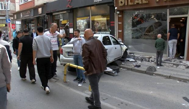 İstanbul'da feci kaza! Savrulan ara&ccedil; 4 kişiye &ccedil;arpıp d&uuml;kkana daldı!