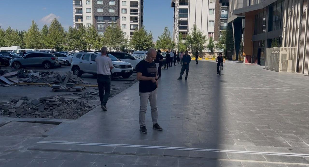 Zeminde çatlaklar oluştu