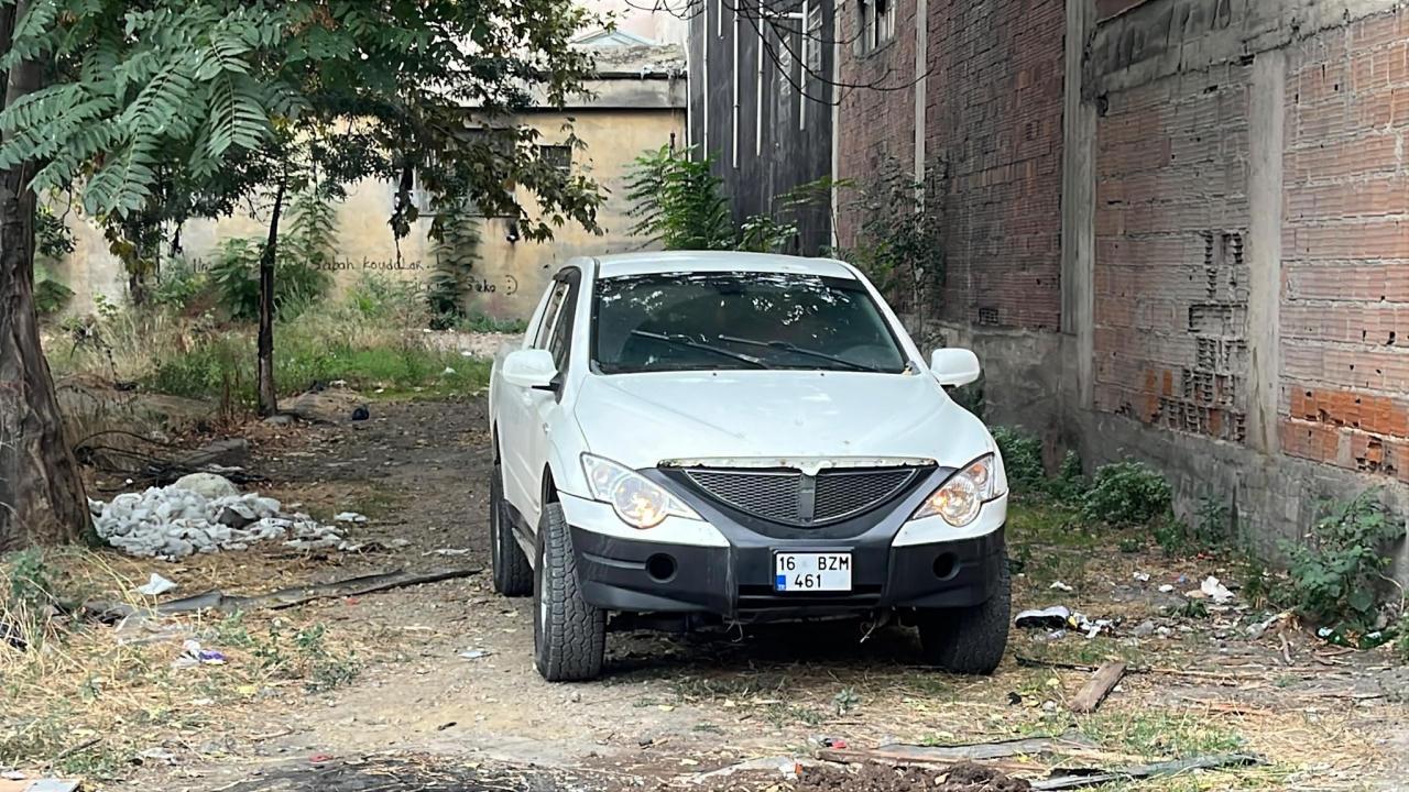 İsmi öğrenilemeyen kadının kendisini kilitlediği araç. 