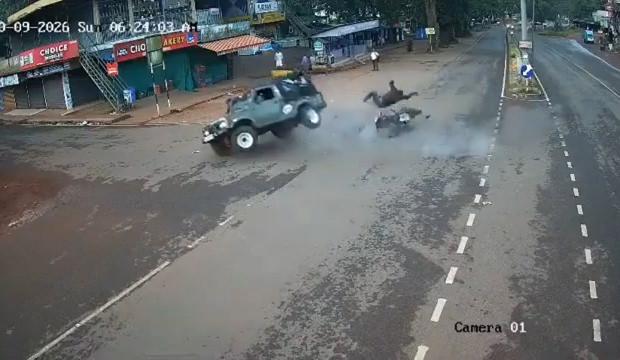 Hindistan'da korkun&ccedil; &ccedil;arpışma: Motosikletli havaya fırladı, cip takla attı!