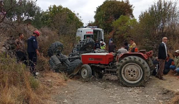 Manisa'da y&uuml;rek yakan kaza: Trakt&ouml;r devrildi, 2 &ouml;l&uuml;, 3 yaralı var