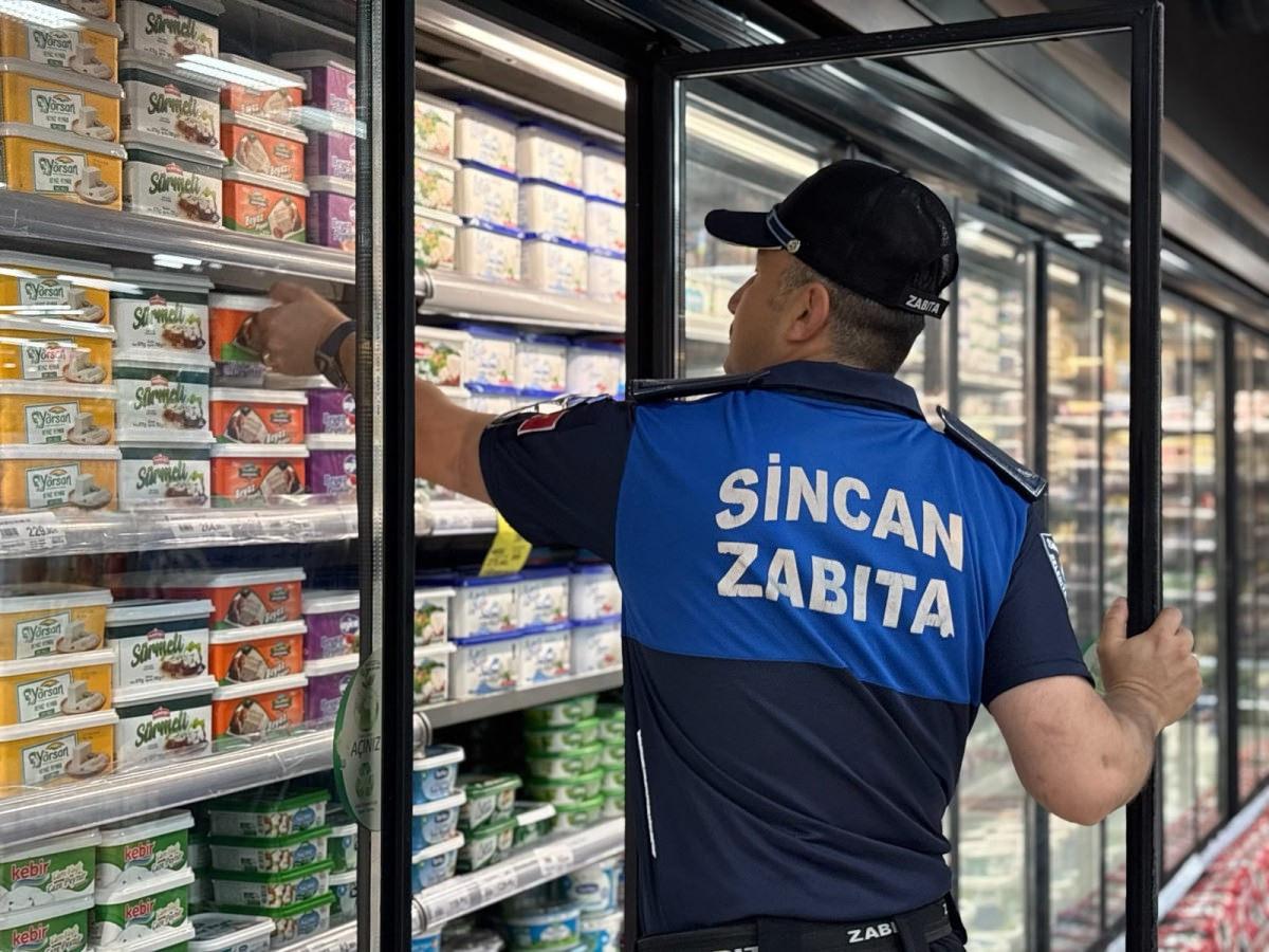 Ekipler tarafından marketlerde denetim yapılıyor.