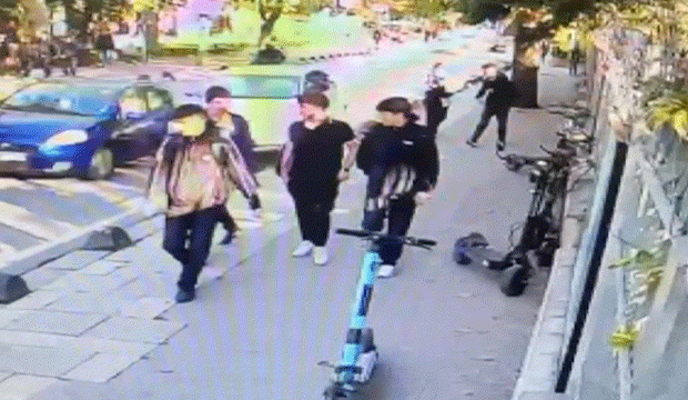 &Uuml;sk&uuml;dar'da direksiyon hakimiyetini kaybeden ara&ccedil; &ouml;ğrencilere &ccedil;arptı