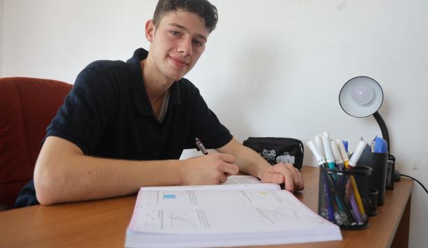 &Ouml;nce savaş sonra deprem g&ouml;rd&uuml;! Tıp fak&uuml;ltesi kazanan M&uuml;nir'in başarı hik&acirc;yesi
