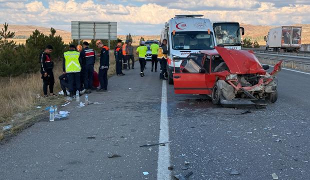 Otomobil TIR'a arkadan &ccedil;arptı: 2&rsquo;si &ccedil;ocuk 6 yaralı