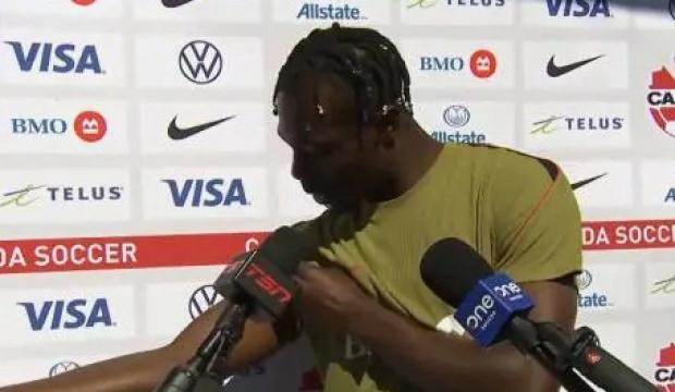 Promise David'i r&ouml;portaj sırasında arı soktu