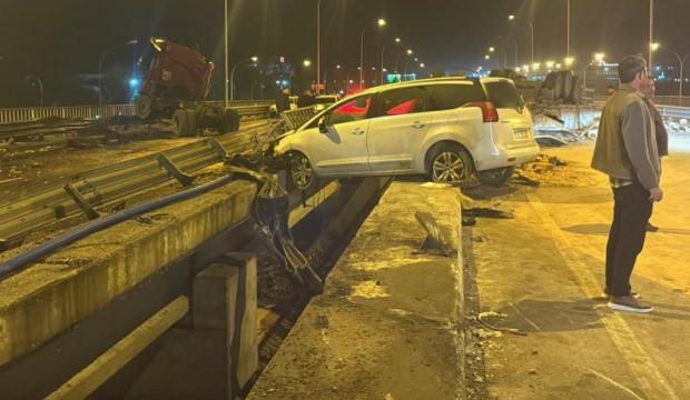 Tır ile otomobiller &ccedil;arpıştı: &Ouml;l&uuml; ve &ccedil;ok sayıda yaralı var