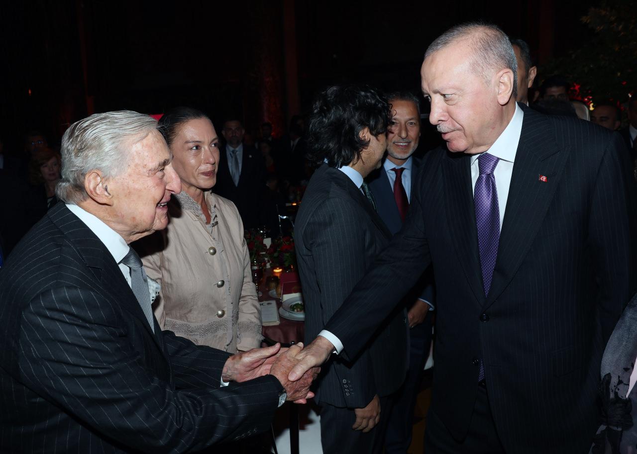 Birleşmiş Milletler (BM) 81. Genel Kurulu dolayısıyla New York'ta bulunan Cumhurbaşkanı Recep Tayyip Erdoğan, '100 Yıllık Dostluk: Türkiye-Amerika Birleşik Devletleri' etkinliğine katıldı. Etkinliğe Koç Holding Onursal Başkanı Rahmi Koç da katıldı.