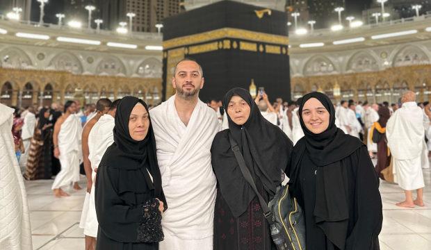 Umre i&ccedil;in gittiler, 8 aydır T&uuml;rkiye&rsquo;ye d&ouml;nemiyorlar! Kabe&rsquo;deki olay hayatlarını değiştirdi