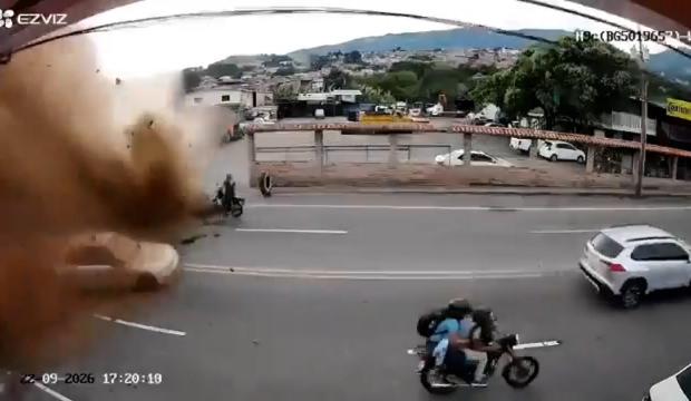 Yeraltı su borusu bomba gibi patladı