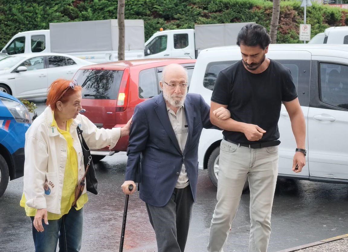 Oyuncu Emin Olcay, adliyeye doğru yürüyor. 