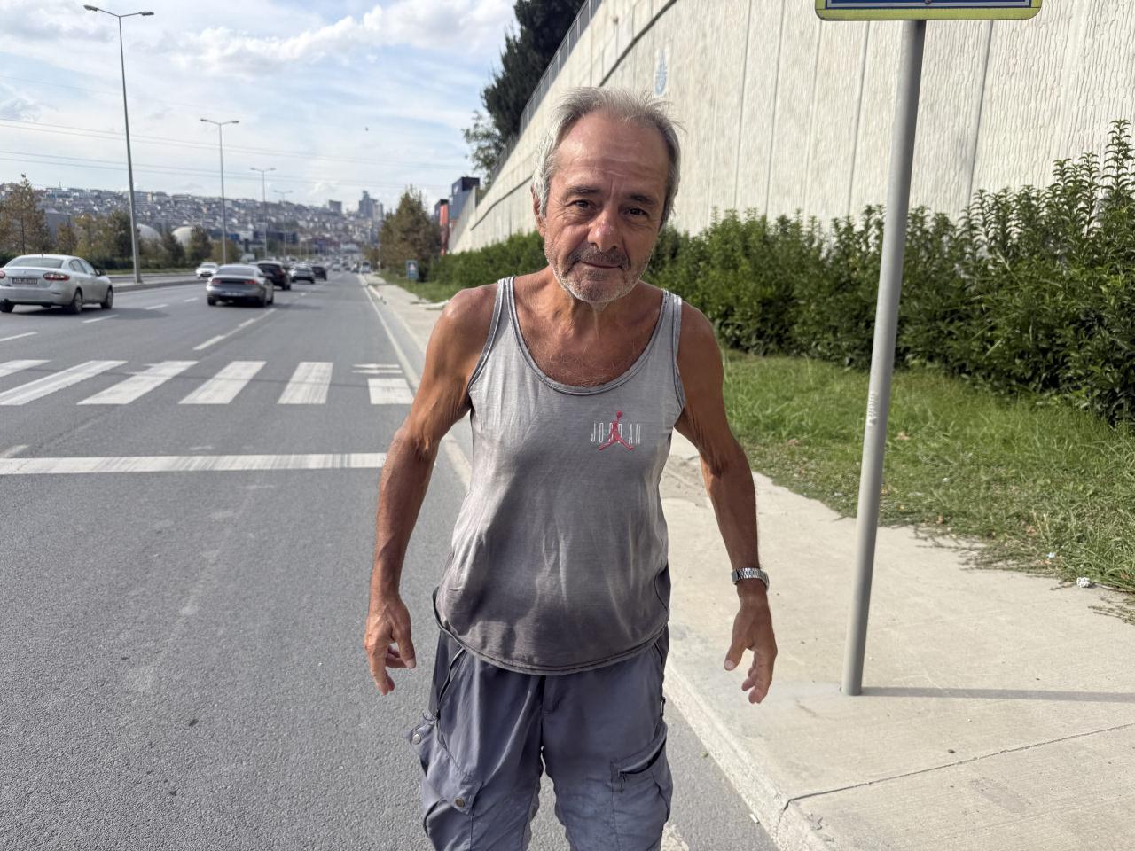 68 yaşındaki Kemal Demirkol günde 30 kilometre yürüyor. 