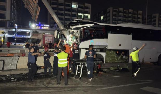 Feci kaza: Yolcu otob&uuml;s&uuml; direğe &ccedil;arptı! 