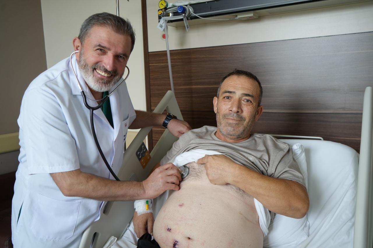 Genel Cerrahi Uzmanı Doç. Dr. Kerim Güzel, hastasını muayene ediyor.