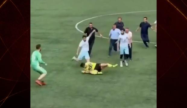 Bağcılar'da lin&ccedil; girişimi: Sahanın ortasında hakemi tekme tokat d&ouml;vd&uuml;ler!