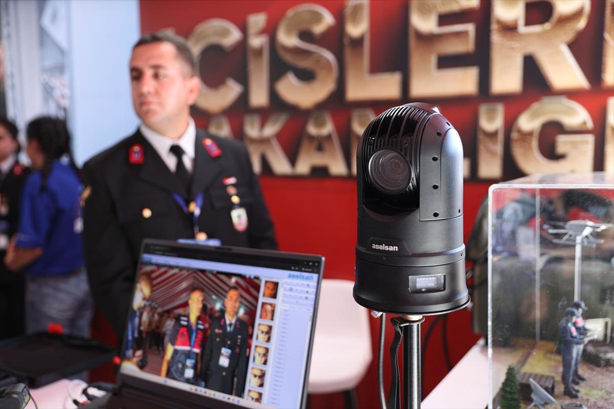 Şanlıurfa'da düzenlenen TEKNOFEST Güneydoğu'da görev yapan yapay zeka destekli 'Karagöz' sistemi, festival alanındaki güvenlik çalışmalarında jandarma ekiplerine destek oluyor.