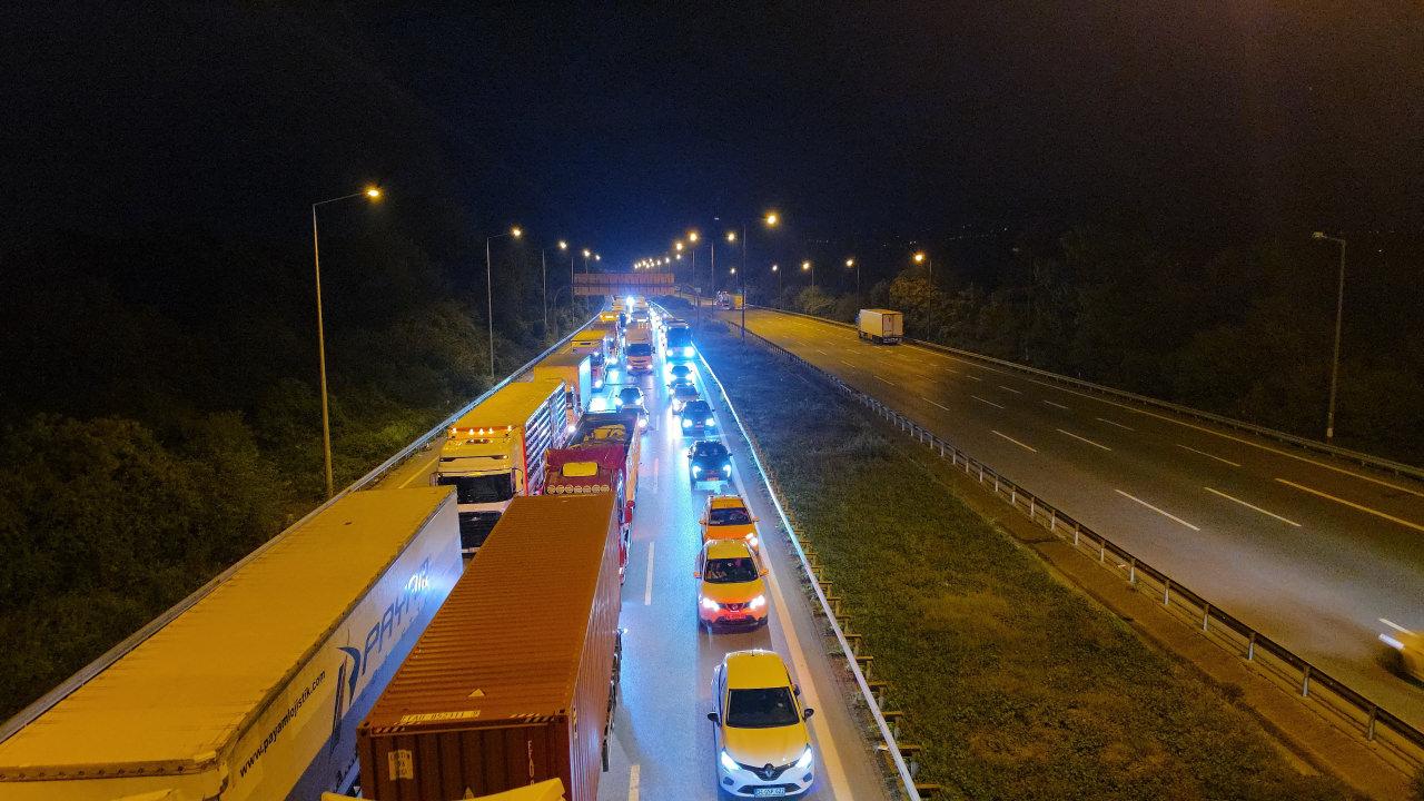 İstanbul yönü trafiğe kapandı.
