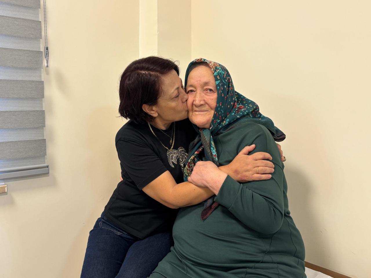 Ayşe Zedelenmez ve kızı.