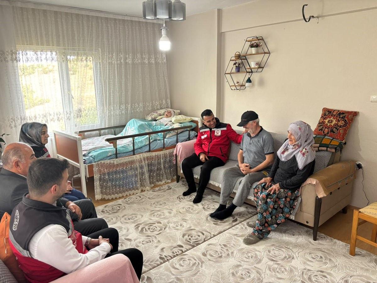 Ekipler tarafından torunlarının torununu gören 114 yaşındaki Salli Nineye anlamlı ziyaret yapıldı.