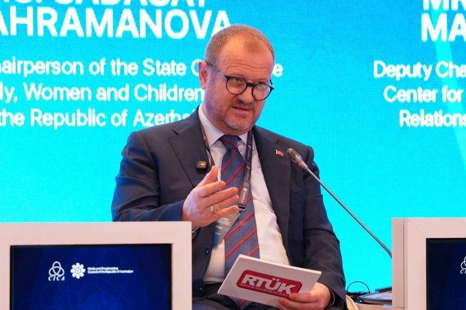 Azerbaycan Cumhurbaşkanı Müşaviri Hikmet Hacıyev, 'Kutuplaşmış Dünyada Medya Aracılığıyla Güven İnşası' temasıyla başkent Bakü'de düzenlenen CICA Medya Forumu kapsamında düzenlenen panele, Radyo ve Televizyon Üst Kurulu (RTÜK) Başkanı Mehmet Daniş de katıldı.