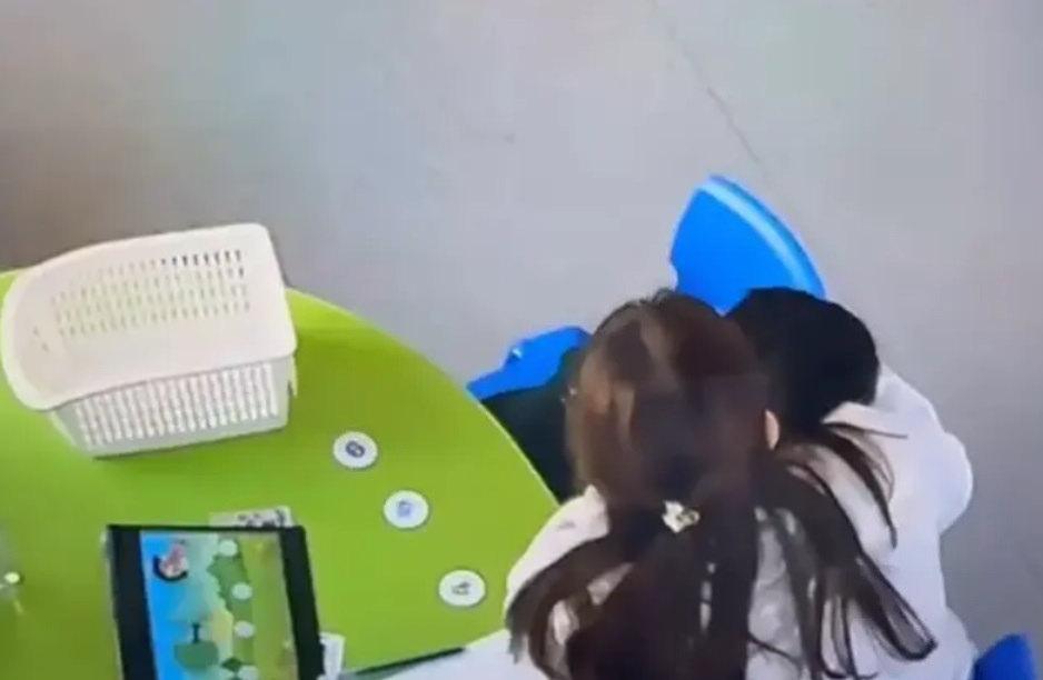 Kamera görüntülerine yansıyan şiddet anı. 