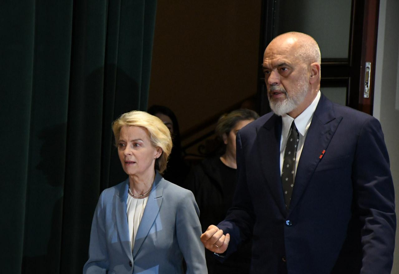 Avrupa Birliği (AB) Komisyonu Başkanı Ursula von der Leyen (solda), Batı Balkan ülkeleri turu kapsamında Arnavutluk'un başkenti Tiran'da temaslarda bulundu. Von der Leyen, Arnavutluk Başbakanı Edi Rama (sağda) ile bir araya geldi. İkili, ortak basın toplantısı düzenledi.