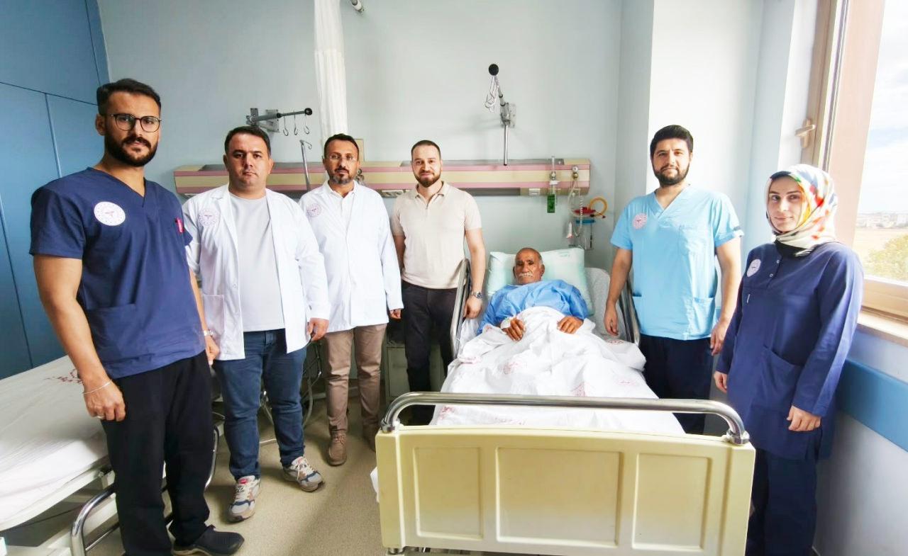 Ameliyatı yapan sağlık personeli kadrosu.