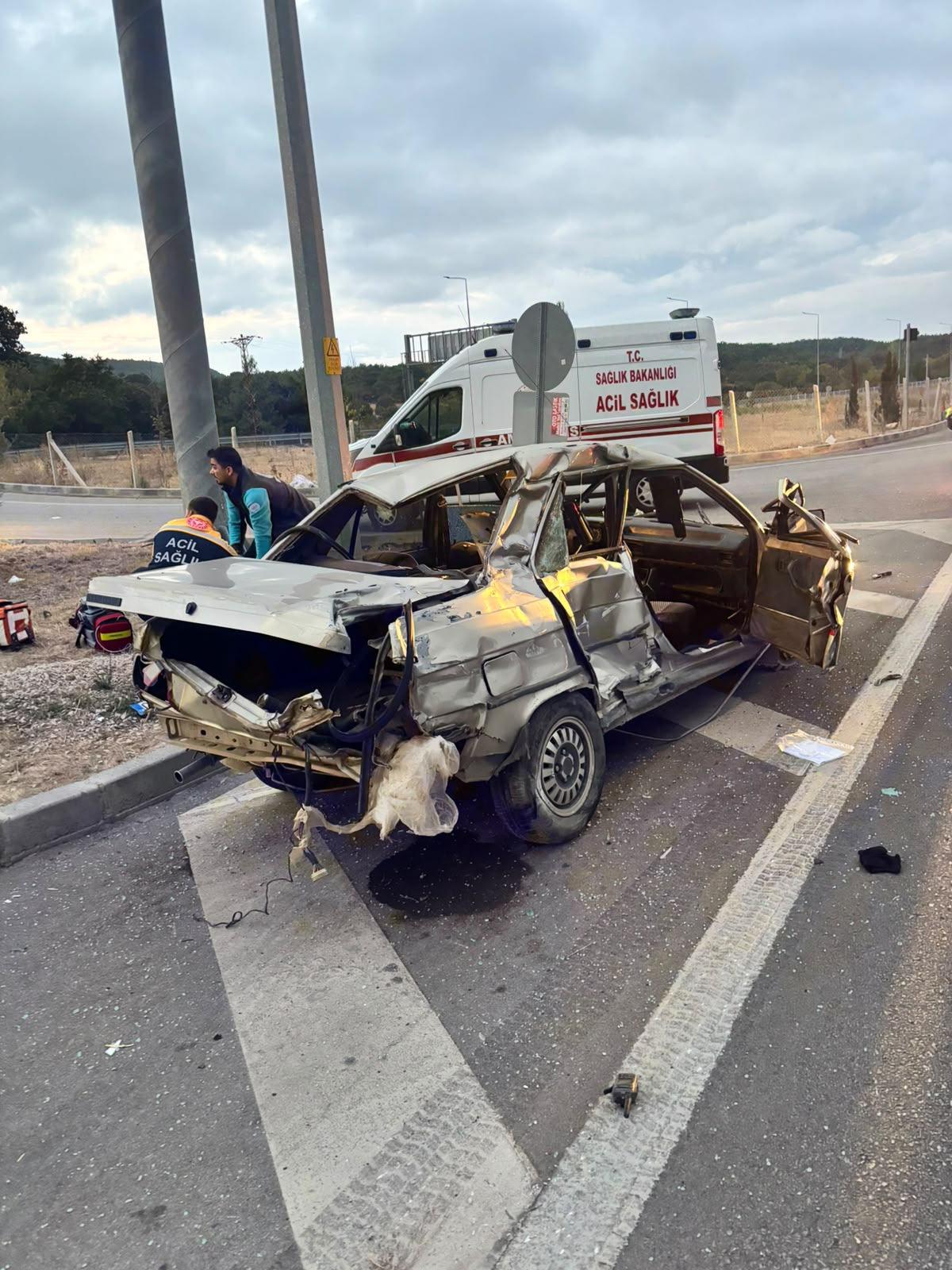 Çanakkale’de otobüs ile otomobilin çarpıştığı kazada 2 kişi öldü