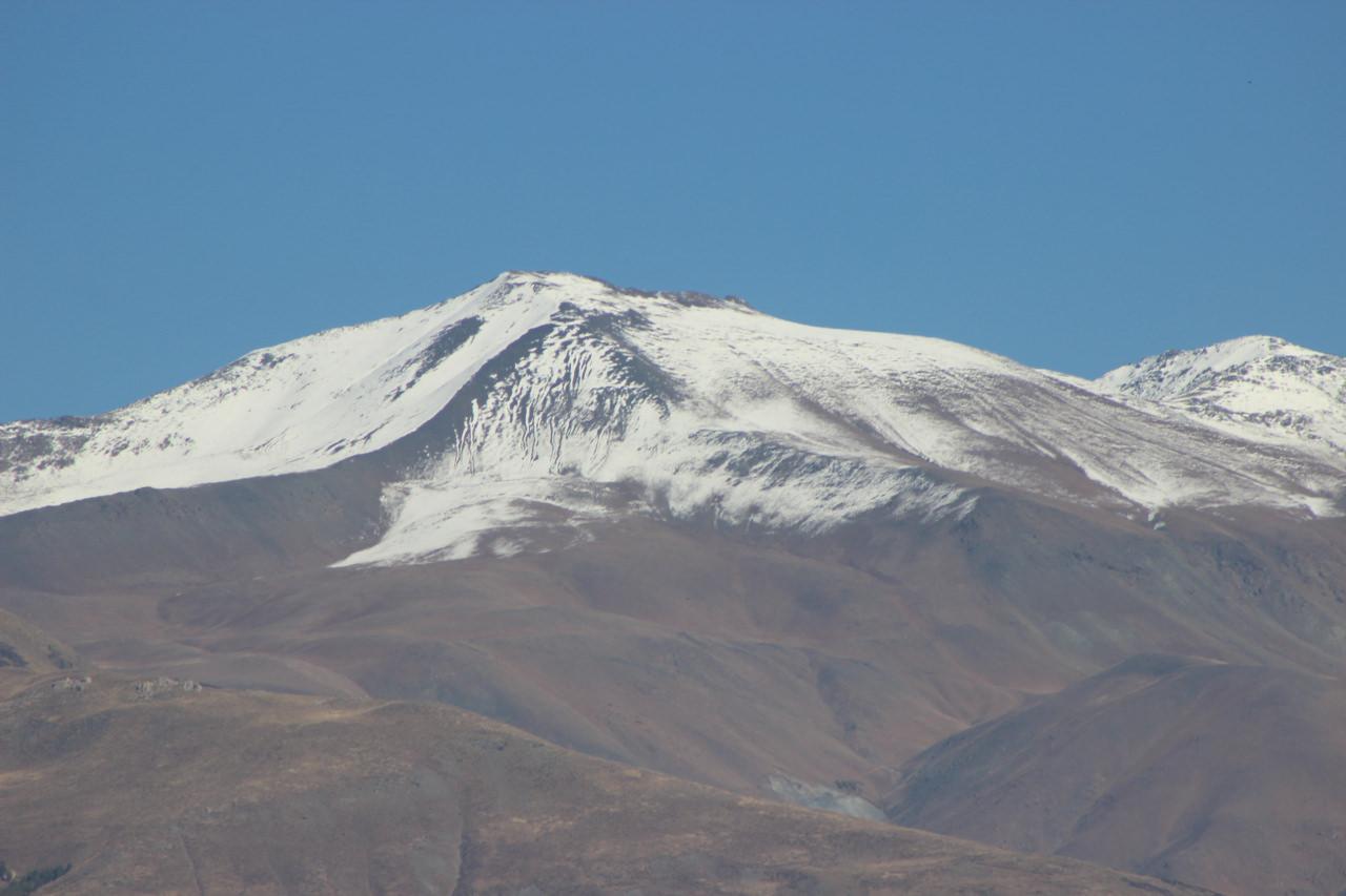  Erzincan'ın yüksek kesimleri mevsimin ilk karıyla beyaza büründü.