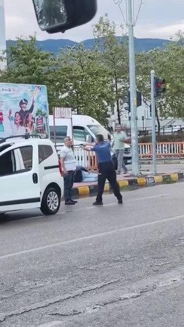 Polis saldırgana müdahale ediyor. 