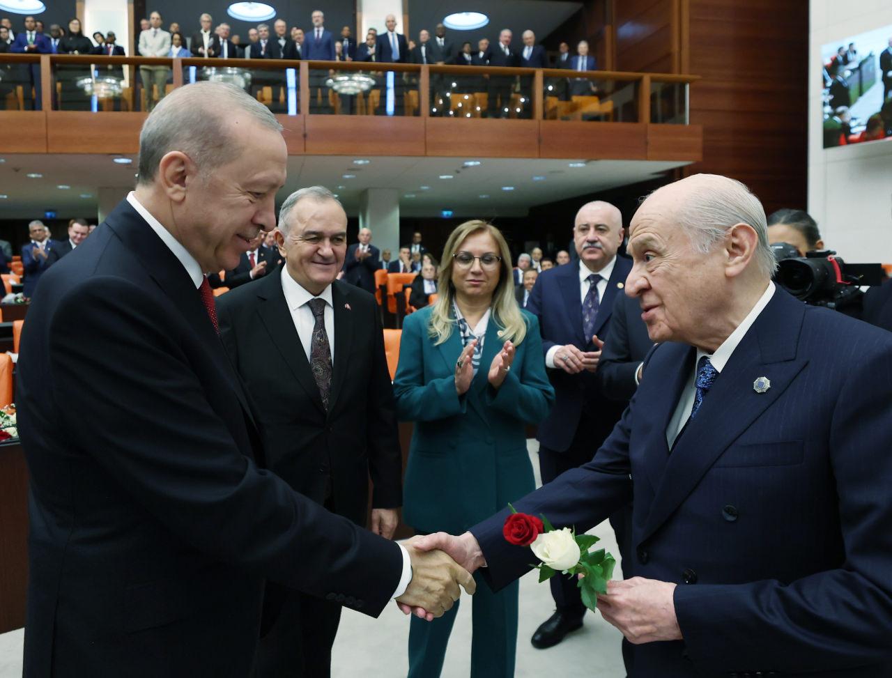 TBMM Genel Kurulu'nda MHP Genel Başkanı Devlet Bahçeli, Cumhurbaşkanı Recep Tayyip Erdoğan'a gül takdim etti.