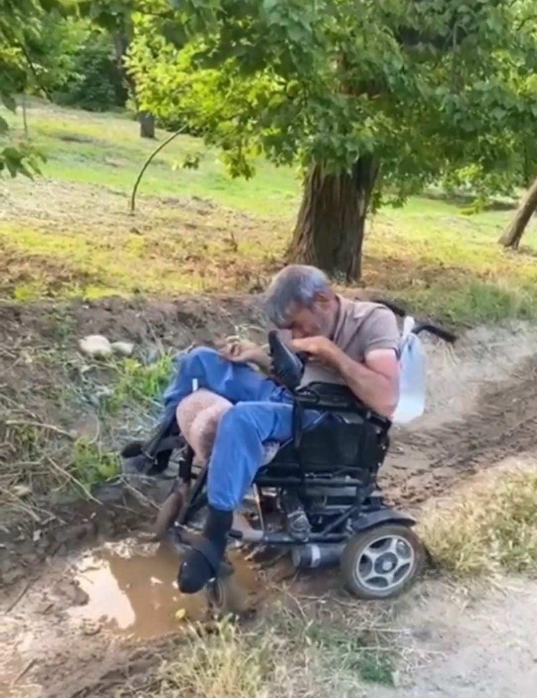 Elazığ'da akülü aracı yanan engelli şahıs, hayatını kaybetti.