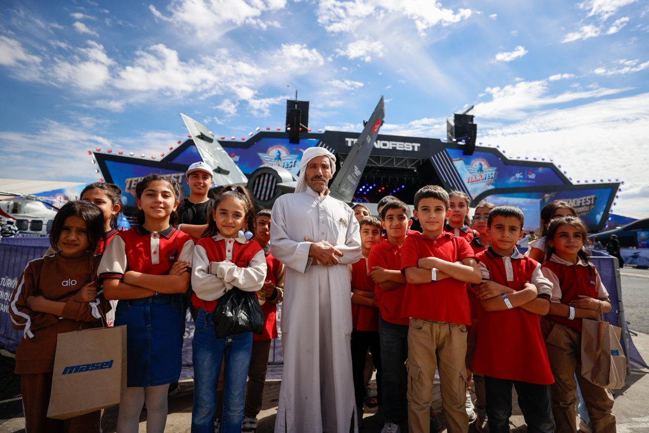 Şanlıurfa'da düzenlenen TEKNOFEST Güneydoğu'ya yöresel kıyafetiyle katılan 73 yaşındaki İsmail Bakadur, festival alanında ilgi gördü.