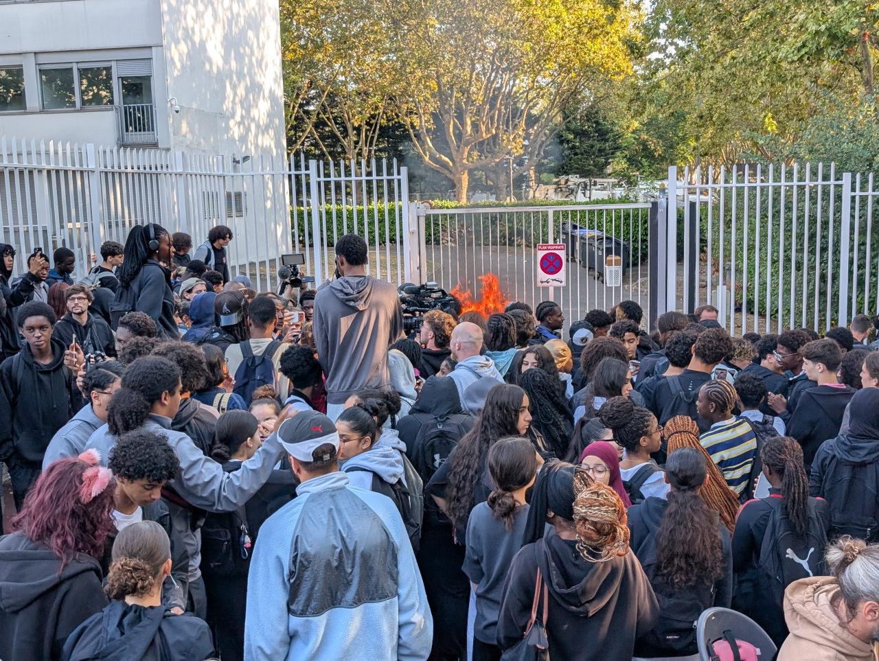 Ile-de-France bölgesi ve ülke genelindeki kentlerde giderek tırmanan öğrenci eylemleri kapsamında düzenlenen protestoda, okul kapıları önünde toplanan gençler dersleri boykot etti.