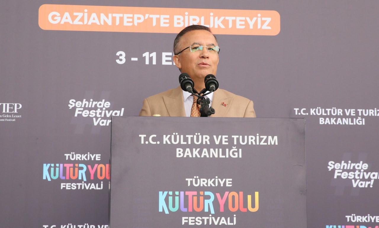 Gaziantep Valisi Kemal Çeber, festivalin açılışında konuşma yaptı.