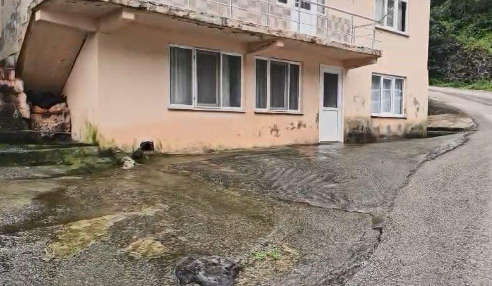 8 aydır evin altından su çıkıyor.
