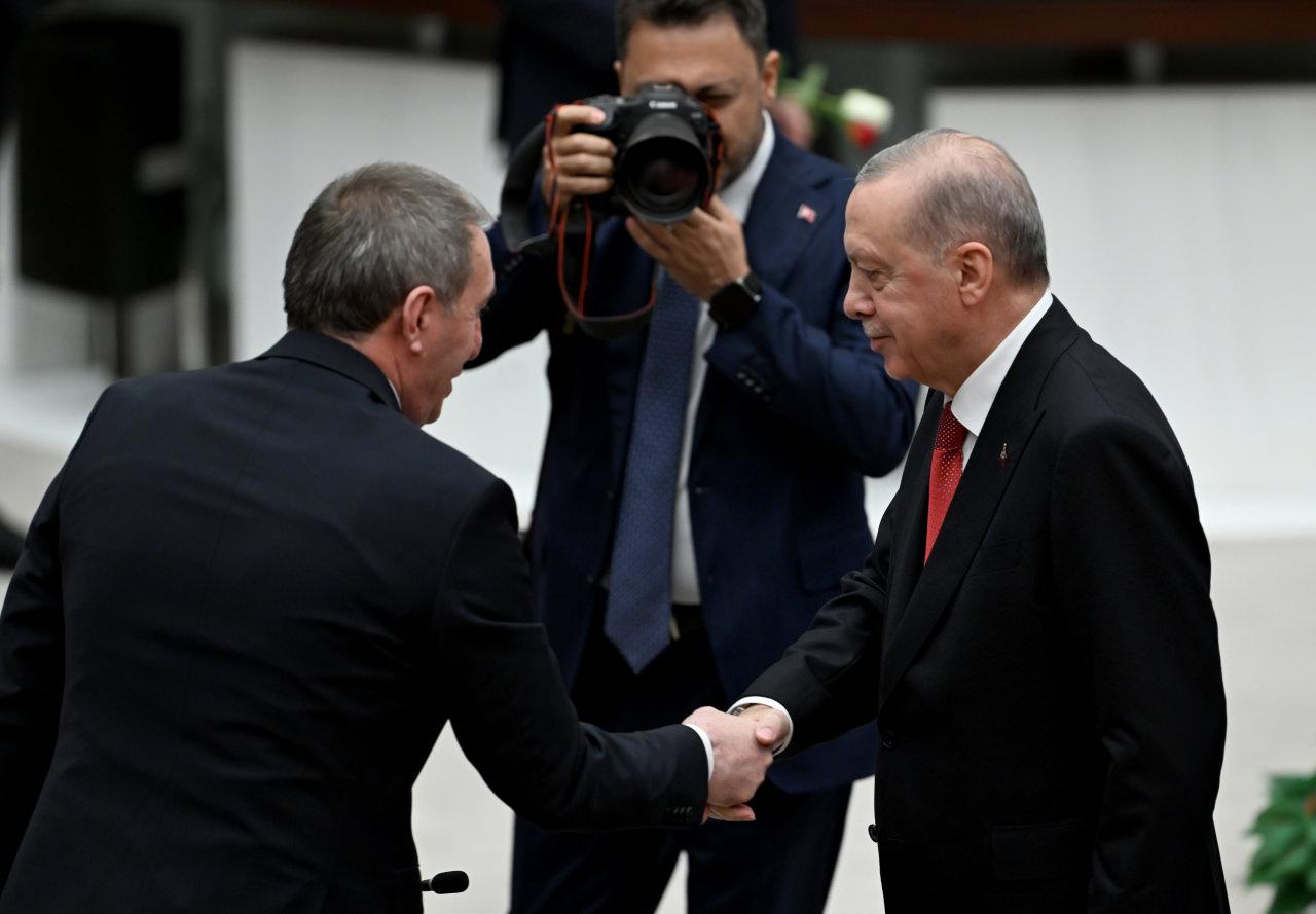 Meclis'te Erdoğan'a sürpriz jest: Bahçeli'den kırmızı-beyaz güller