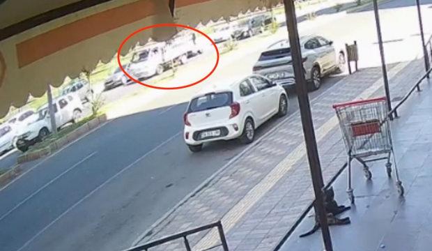 A&ccedil;ılan kapıya &ccedil;arpıp yola savrulan motosikletli, kamyonetin altında can verdi
