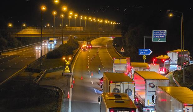Anadolu Otoyolu'nda kimyasal alarmı! İstanbul y&ouml;n&uuml; trafiğe kapandı
