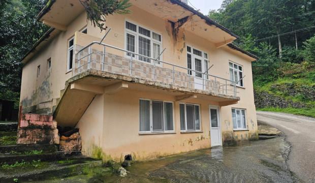 Artvin'de anlaması g&uuml;&ccedil; olay! 35 yıllık evin altından fışkırıyor 