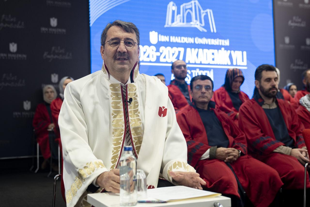 İbn Haldun Üniversitesinin (İHÜ) 2026-2027 akademik yılının açılışı dolayısıyla Başakşehir yerleşkesinde tören düzenlendi. İHÜ Rektörü Prof. Dr. Atilla Arkan, törende konuşma yaptı.