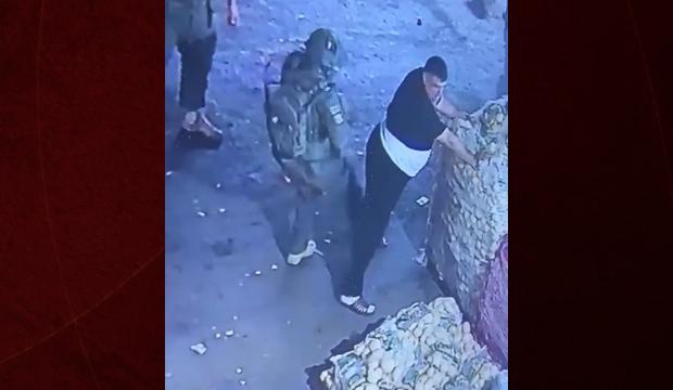  Batı Şeria'da pazara baskın d&uuml;zenleyen İsrail askerlerinden Filistinli iş&ccedil;ilere darp