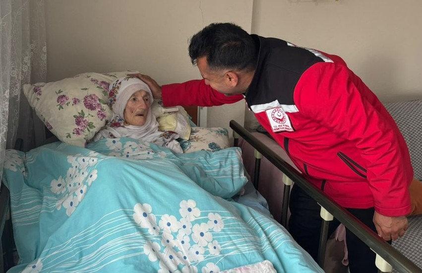 Erzurum Aile ve Sosyal Hizmetler İl Müdürü Hasan Aykut, Salli nineyi evinde ziyaret etti. 