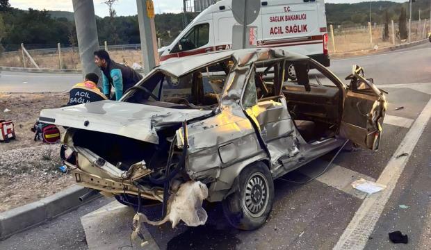 &Ccedil;anakkale&rsquo;de otob&uuml;s ile otomobilin &ccedil;arpıştı: 2 &ouml;l&uuml;