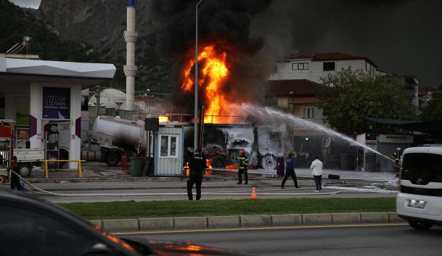 Denizli'de akaryakıt istasyonunda tanker yangını: Ekipler m&uuml;dahale ediyor