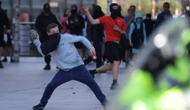 Dijitalde b&uuml;y&uuml;yen tehdit sokağa indi: Batı d&uuml;nyasında 'aşırı sağ' tehlikesi b&uuml;y&uuml;yor 