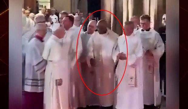 Eli havada kaldı! Papa 14. Leo Fransa ziyaretinde siyahi rahibi g&ouml;rmezden geldi